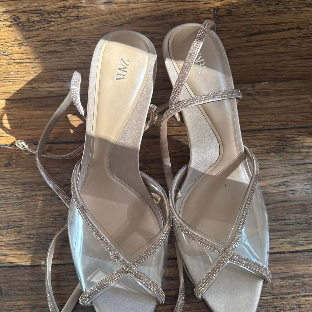 ZARA SHINY VINYL HIGH-HEEL SANDALS 💌 🏷️6490/- High-heeled vinyl sandals with s